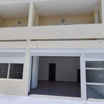A louer un local commercial de 120m2 avec parking à Saint Benoit