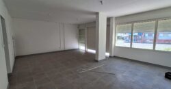 A louer un local commercial de 120m2 avec parking à Saint Benoit