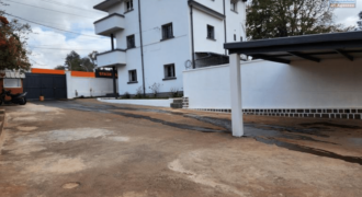 Location d’un bâtiment R+2 de type T6, idéal pour bureaux ou usage professionnel, dans un quartier prisé en bordure de route principale à Ivandry.