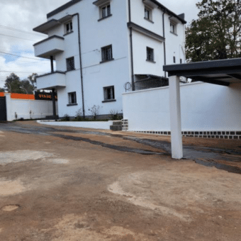 Location d’un bâtiment R+2 de type T6, idéal pour bureaux ou usage professionnel, dans un quartier prisé en bordure de route principale à Ivandry.