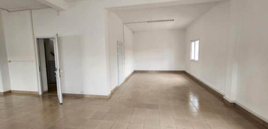 Location d’un bâtiment R+2 de type T6, idéal pour bureaux ou usage professionnel, dans un quartier prisé en bordure de route principale à Ivandry.