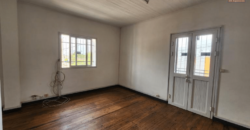 Location d’un bâtiment R+2 de type T6, idéal pour bureaux ou usage professionnel, dans un quartier prisé en bordure de route principale à Ivandry.