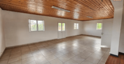 Location d’un bâtiment R+2 de type T6, idéal pour bureaux ou usage professionnel, dans un quartier prisé en bordure de route principale à Ivandry.