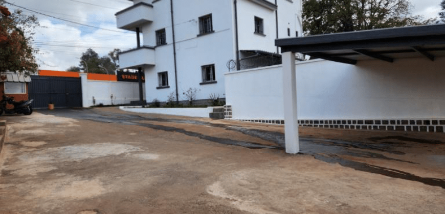 Location d’un bâtiment R+2 de type T6, idéal pour bureaux ou usage professionnel, dans un quartier prisé en bordure de route principale à Ivandry.