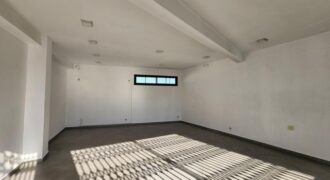 A louer: Espace commercial ou professionnel de 42 m² avec parking privé, situé en bordure de route principale très passante à Ambohibao.