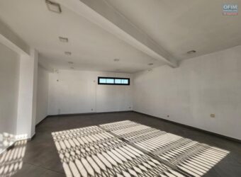 A louer: Espace commercial ou professionnel de 42 m² avec parking privé, situé en bordure de route principale très passante à Ambohibao.