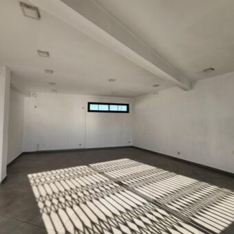A louer: Espace commercial ou professionnel de 42 m² avec parking privé, situé en bordure de route principale très passante à Ambohibao.