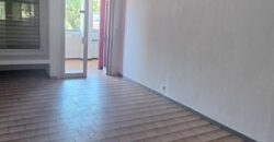 A louer un local commercial d’environ 30m2 proche du centre ville de Saint Benoit