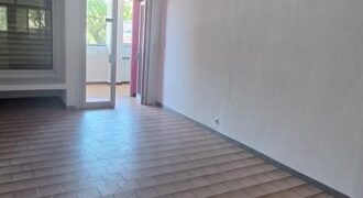A louer un local commercial d’environ 30m2 proche du centre ville de Saint Benoit