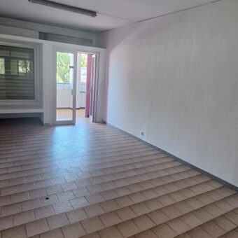 A louer un local commercial d’environ 30m2 proche du centre ville de Saint Benoit