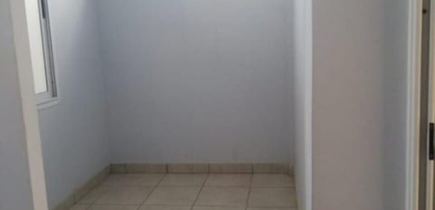 A louer : Local commercial ou bureau de 143 m² avec parking, situé en bord de route d’Isoraka, à 2 minutes d’Analakely.