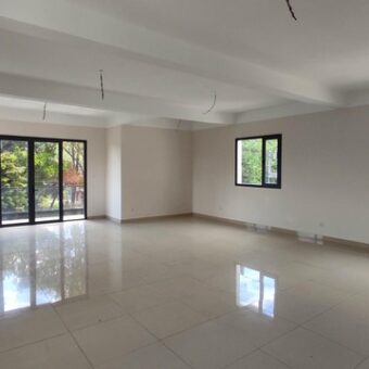 Location d’un bâtiment commercial rénové de 550 m², situé en bordure de la route de Tsimbazaza-Tananarive