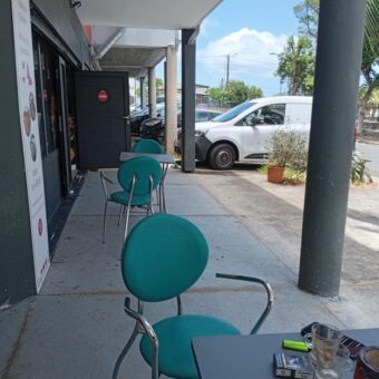 A vendre fonds de commerce de 102m2 avec parking proche commerces à Terre Sainte