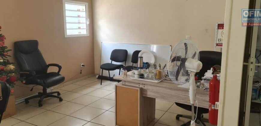 A louer un spacieux local professionnel d’environ 77 m2 situé au Tampon