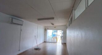 A Louer : Local commercial ou professionnel de 45 m² avec espace extérieur couverte à Saint-Gilles Les Hauts