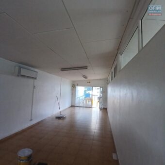 A Louer : Local commercial ou professionnel de 45 m² avec espace extérieur couverte à Saint-Gilles Les Hauts