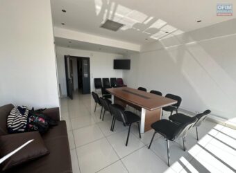 Location d’un bureau meublé de 60m² avec parking à Alarobia