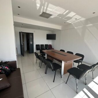 Location d’un bureau meublé de 60m² avec parking à Alarobia