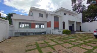 A louer : grand local professionnel de 300 m² avec parking pour 10 voitures, à Andanobevava Masay, Antananarivo