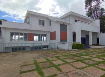 A louer : grand local professionnel de 300 m² avec parking pour 10 voitures, à Andanobevava Masay, Antananarivo