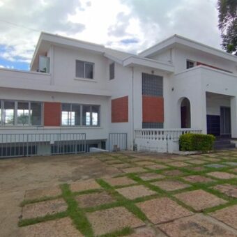 A louer : grand local professionnel de 300 m² avec parking pour 10 voitures, à Andanobevava Masay, Antananarivo