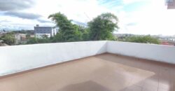 A louer : grand local professionnel de 300 m² avec parking pour 10 voitures, à Andanobevava Masay, Antananarivo