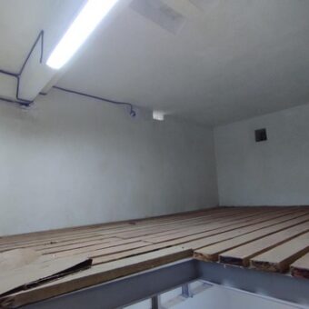 Location d’un local commercial de 90 m², situé en bord de route professionnelle, en plein centre d’Isotry, Antananarivo.
