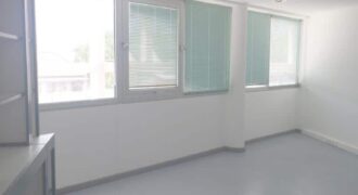 A louer local professionnel/bureaux d’environ 50 m², situé dans un immeuble de standing, au cœur d’une belle avenue du Port.