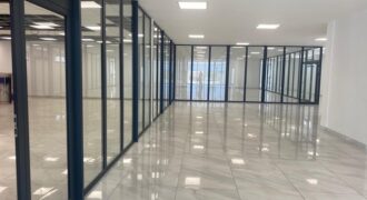 A louer : Locaux commerciaux ou bureaux de 54 m² et 164 m² avec parking à Alarobia- Tananarive