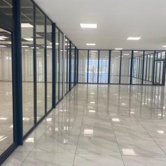 A louer : Locaux commerciaux ou bureaux de 54 m² et 164 m² avec parking à Alarobia- Tananarive