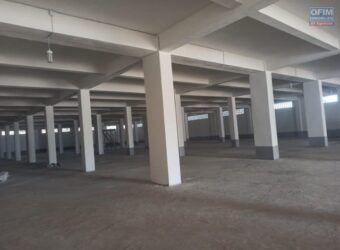 A louer : Entrepôt sécurisé de 4 000 m² proche commerces à Anosizato.