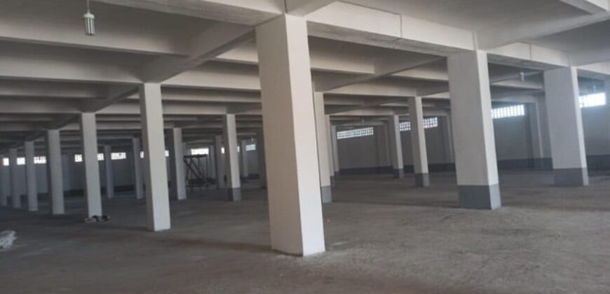 A louer : Entrepôt sécurisé de 4 000 m² proche commerces à Anosizato.