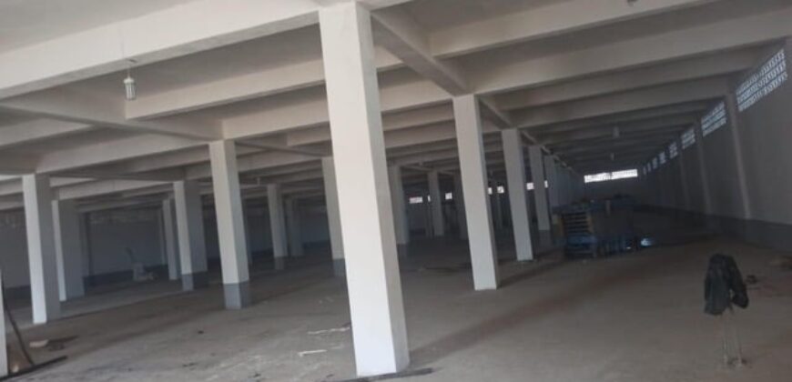 A louer : Entrepôt sécurisé de 4 000 m² proche commerces à Anosizato.