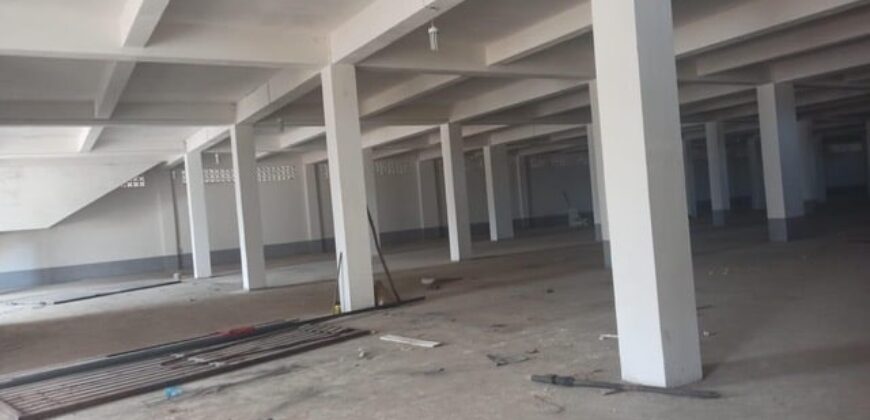 A louer : Entrepôt sécurisé de 4 000 m² proche commerces à Anosizato.