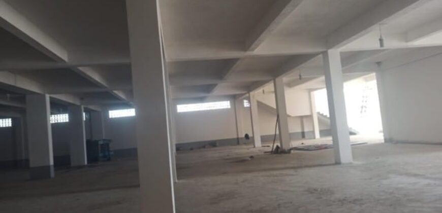 A louer : Entrepôt sécurisé de 4 000 m² proche commerces à Anosizato.