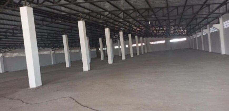 A louer : Entrepôt sécurisé de 4 000 m² proche commerces à Anosizato.