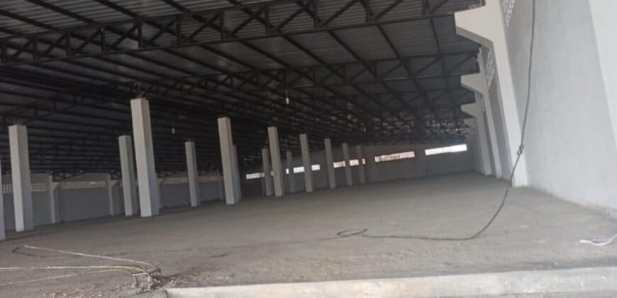 A louer : Entrepôt sécurisé de 4 000 m² proche commerces à Anosizato.