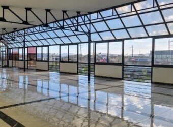Locaux commerciaux neufs avec parking à louer à Anosizato