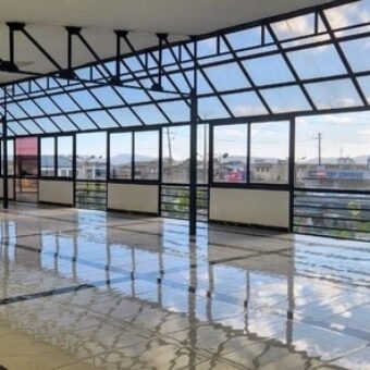 Locaux commerciaux neufs avec parking à louer à Anosizato