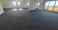 A local professionnel de 660m2 avec parking dans un quartier d’affaires à Analamahitsy