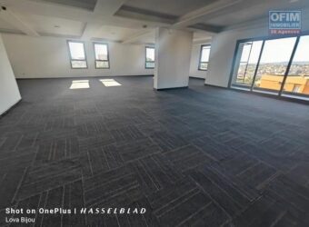 A local professionnel de 660m2 avec parking dans un quartier d’affaires à Analamahitsy