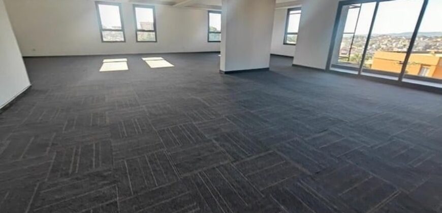 A local professionnel de 660m2 avec parking dans un quartier d’affaires à Analamahitsy