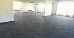 A local professionnel de 660m2 avec parking dans un quartier d’affaires à Analamahitsy