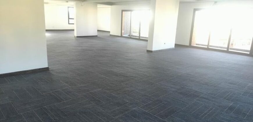 A local professionnel de 660m2 avec parking dans un quartier d’affaires à Analamahitsy
