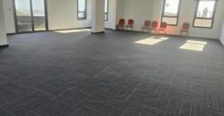 A local professionnel de 660m2 avec parking dans un quartier d’affaires à Analamahitsy
