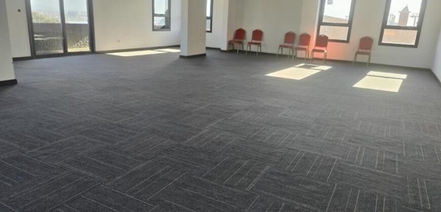 A local professionnel de 660m2 avec parking dans un quartier d’affaires à Analamahitsy