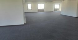 A local professionnel de 660m2 avec parking dans un quartier d’affaires à Analamahitsy
