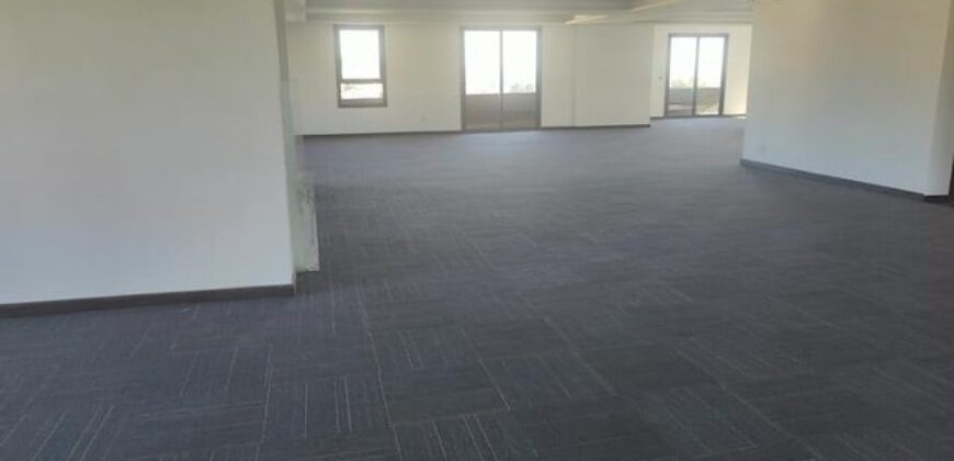A local professionnel de 660m2 avec parking dans un quartier d’affaires à Analamahitsy