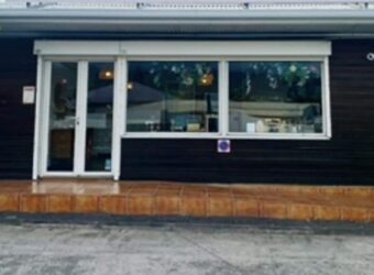 A louer un local commercial de 30m2 proche des commerces à la Rivière Saint Louis