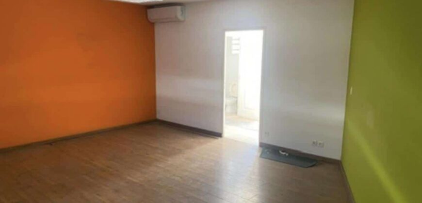 A louer un local commercial de 30m2 proche des commerces à la Rivière Saint Louis